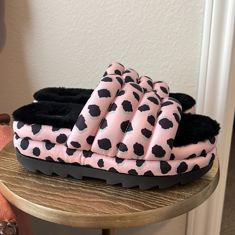 UGG Maxi Slides, pink leopard platform puff, black lambs wool, size 7 women’s - Picture 11 of 13